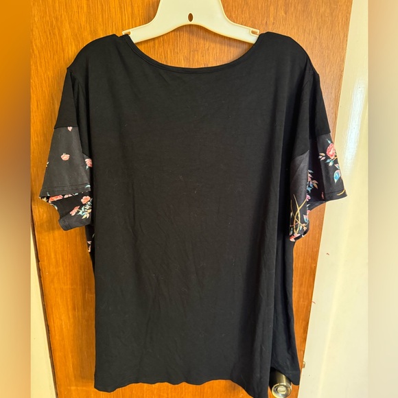 Gently used condition, unbranded short sleeve black tunic floral accent size 2X - Picture 2 of 8